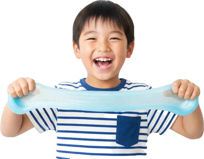 青いスライムを伸ばして笑う男の子